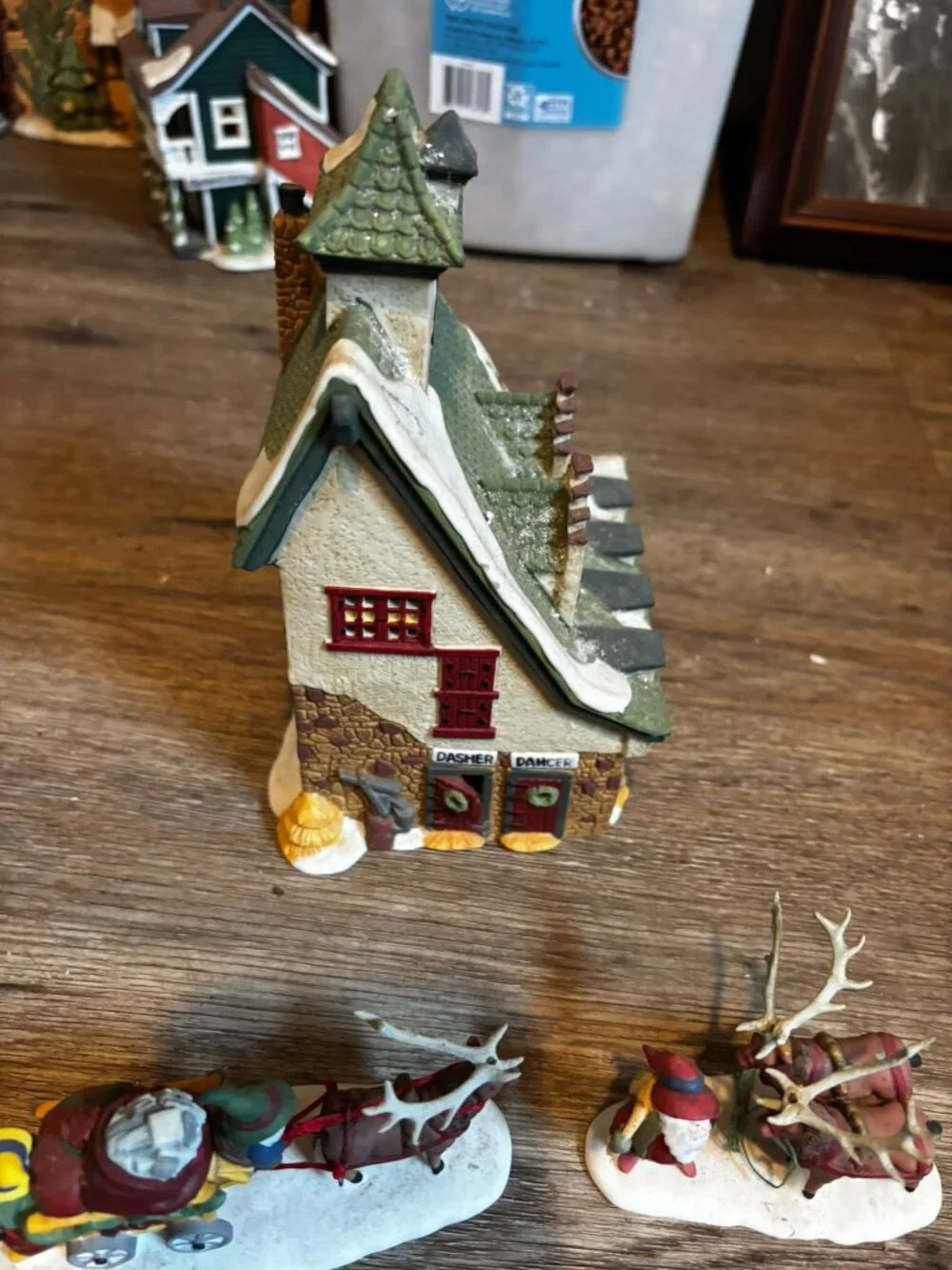 Department 56 Christmas village light up building The Reindeer Barn w/Reindeer